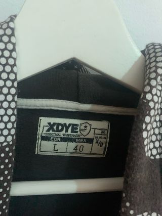 Chaqueta con cremallera y capucha