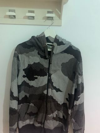 Chaqueta con cremallera y capucha