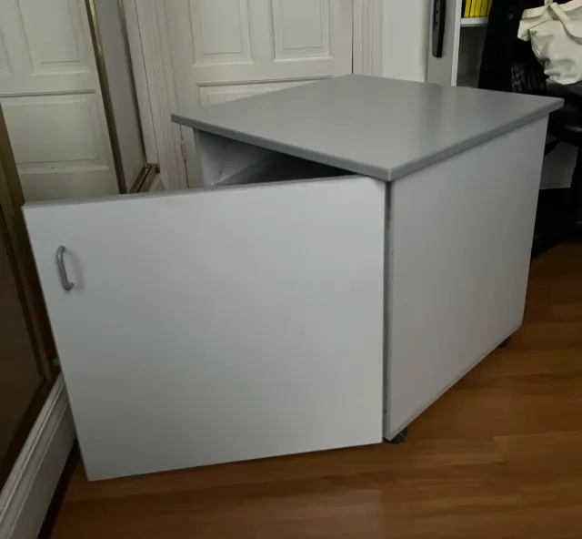 Mesa auxiliar gris con almacenamiento y ruedas