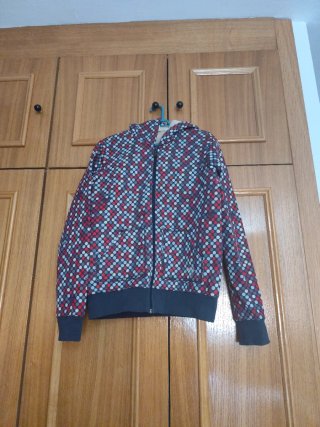 Chaqueta con capucha y estampado