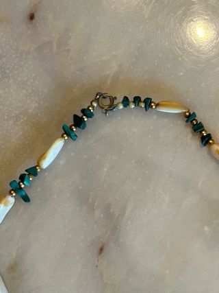 Collana vintage in madreperla e pietre verdi