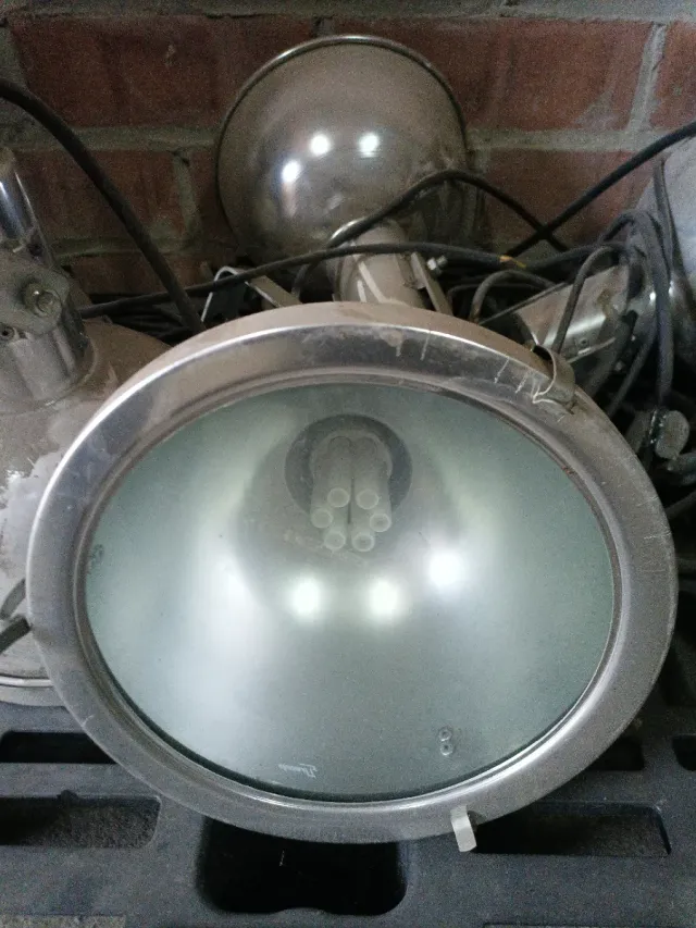 Focos de luz metálicos