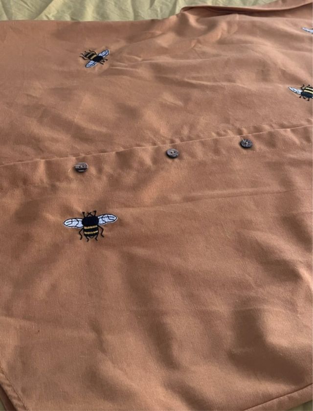 Camisa color mostaza con abejas bordadas