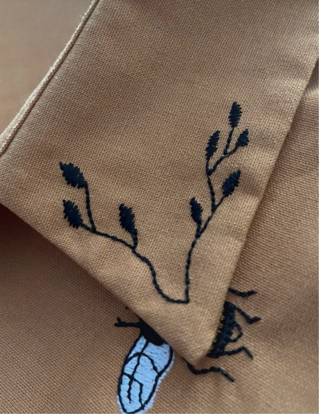 Camisa color mostaza con abejas bordadas