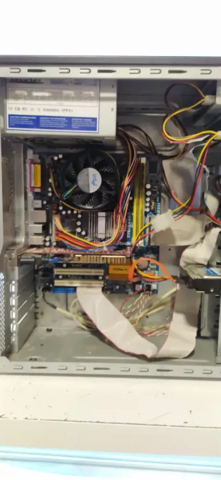 PC Retro preparado para jugar a juegos antiguos - 