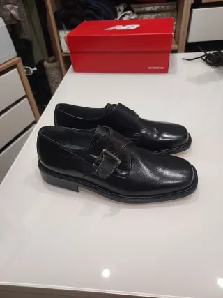 Zapatos de piel negros con hebilla nuevos