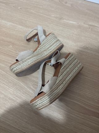 Sandalias cuña beige y oro
