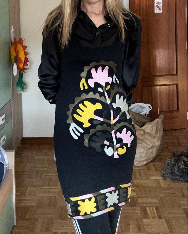 Vestido negro con estampado floral