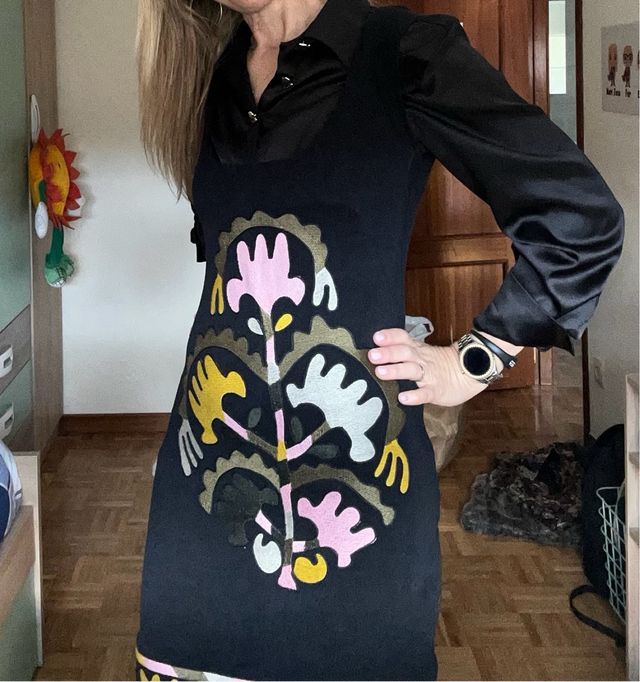 Vestido negro con estampado floral