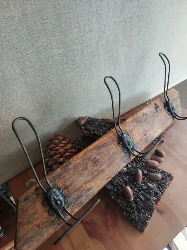 Porta abiti antico in legno e metallo