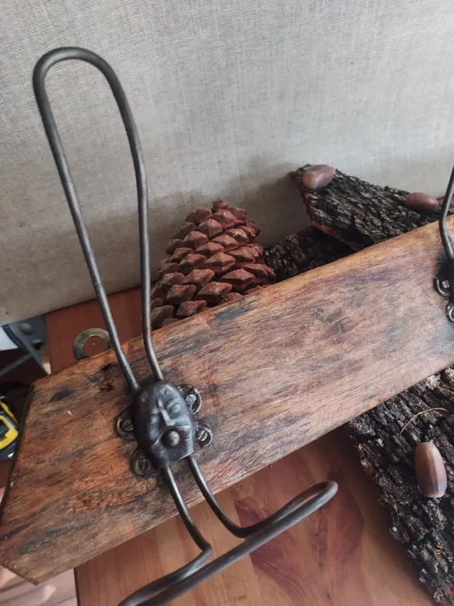 Porta abiti antico in legno e metallo