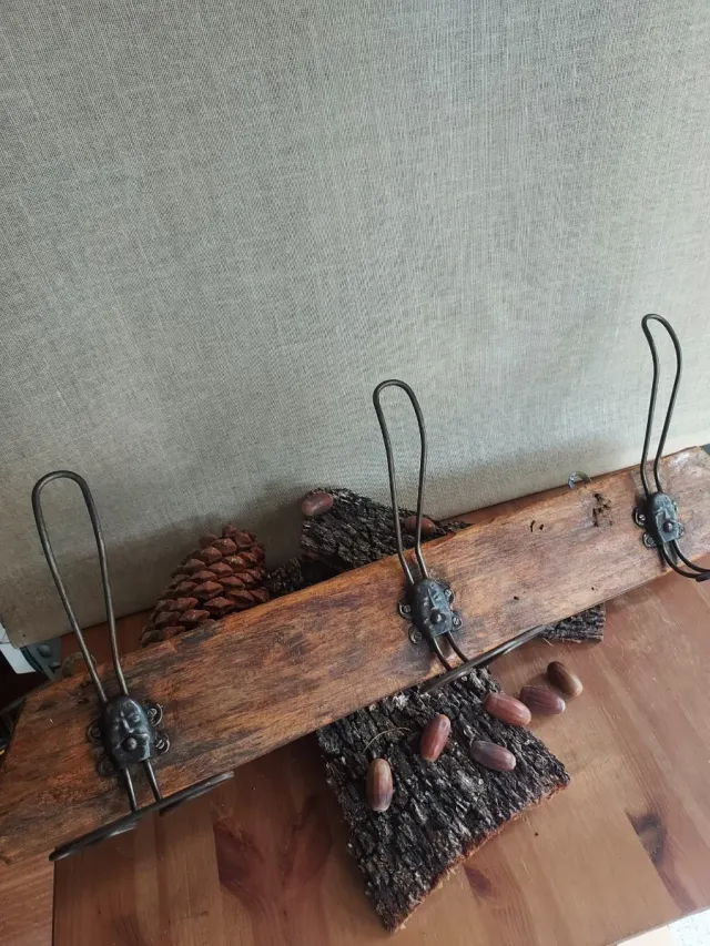 Porta abiti antico in legno e metallo