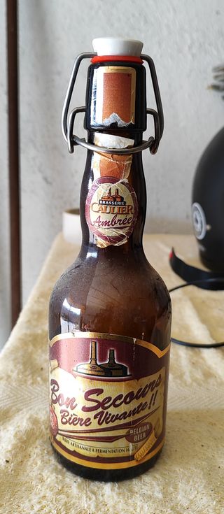 Bottiglie vuote di birra e spumante