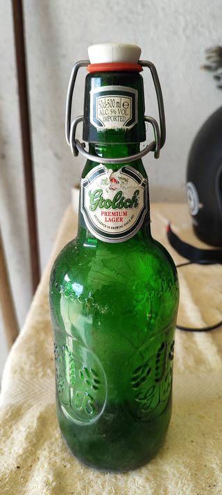 Bottiglie vuote di birra e spumante