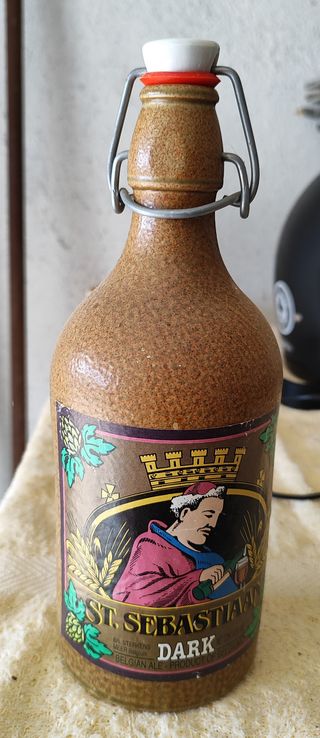 Bottiglie vuote di birra e spumante