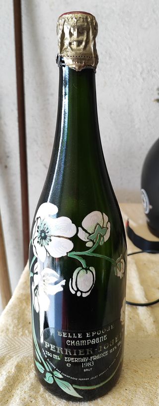 Bottiglie vuote di birra e spumante