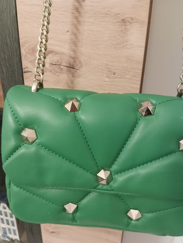 Bolso Zara verde acolchado con tachuelas