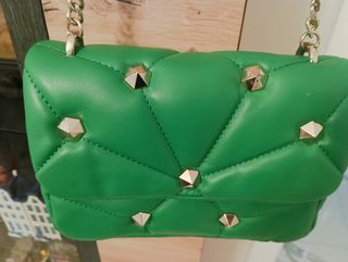 Bolso Zara verde acolchado con tachuelas