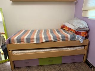 Cama con cajones, armario, espejo y escritorio