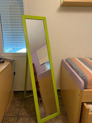 Cama con cajones, armario, espejo y escritorio