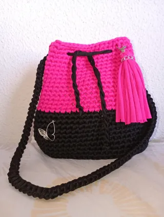 Bolso de crochet rosa y negro
