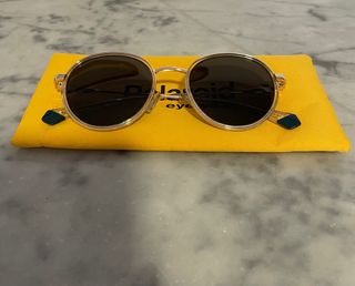 Gafas de sol Polaroid doradas y verdes