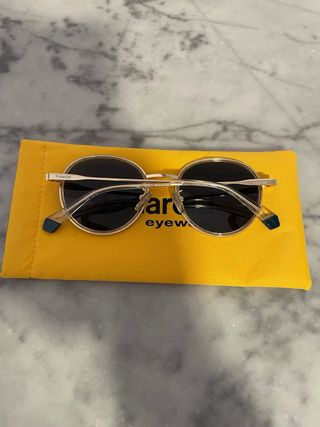 Gafas de sol Polaroid doradas y verdes