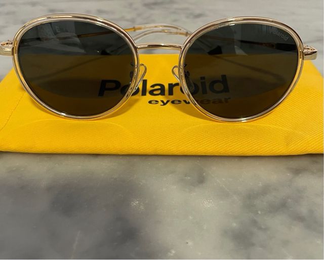 Gafas de sol Polaroid doradas y verdes