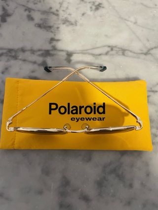 Gafas de sol Polaroid doradas y verdes