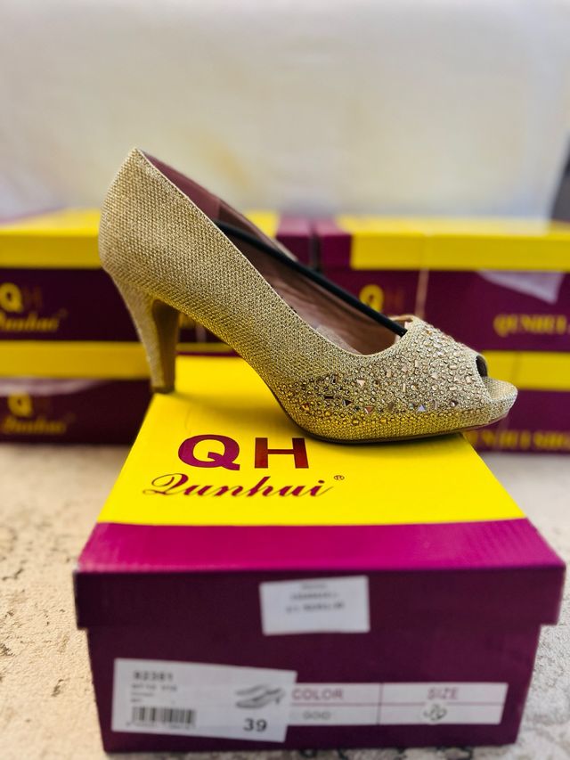 Zapatos de tacón Montevita dorados talla 39