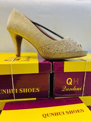 Zapatos de tacón Montevita dorados talla 39