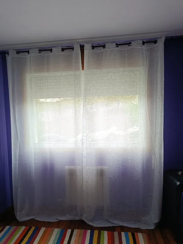2.-Cortinas/Visillos, blancas, y barra extensible