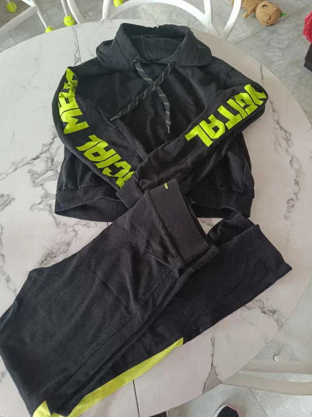 Conjunto deportivo negro y verde neón 