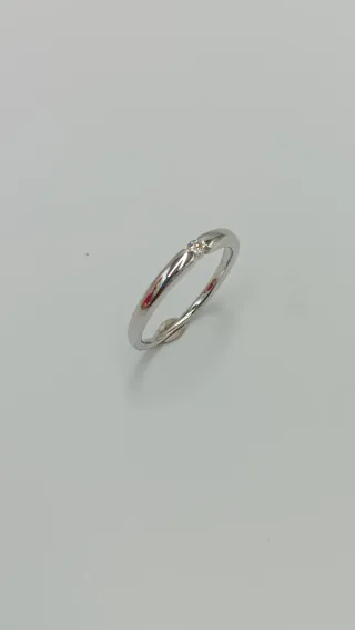 Anillo de oro blanco de 18kt.