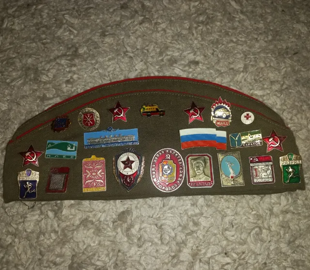 Gorra militar con insignias