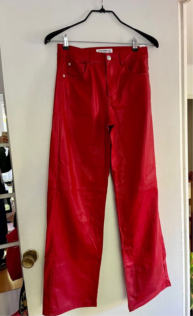Pantalón rojo símil cuero ancho