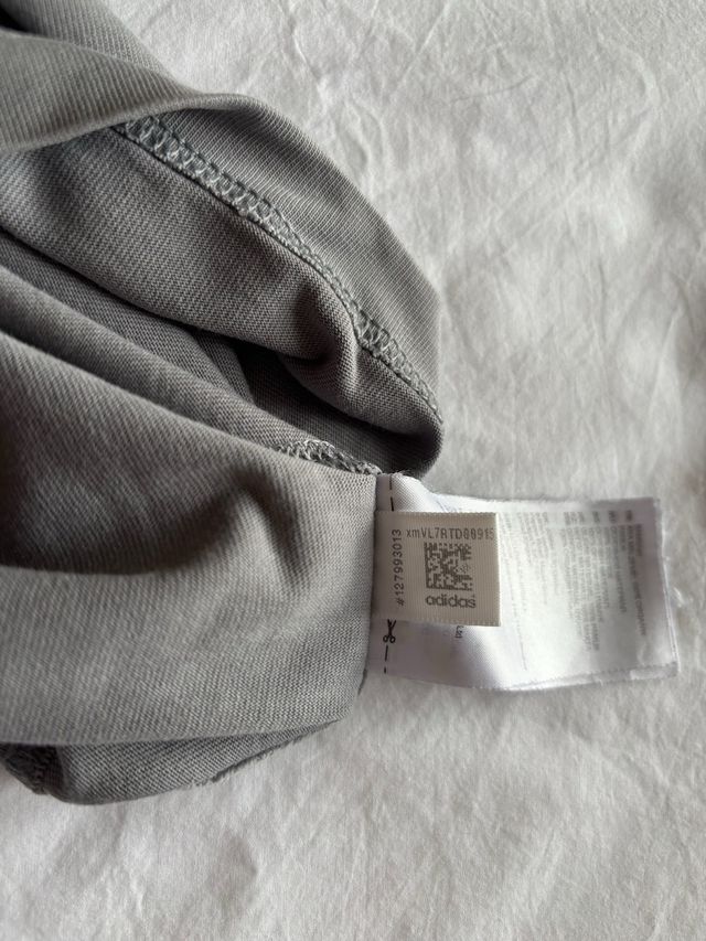 Camiseta gris de Adidas