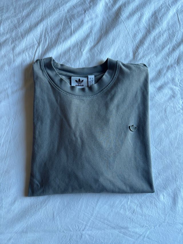 Camiseta gris de Adidas