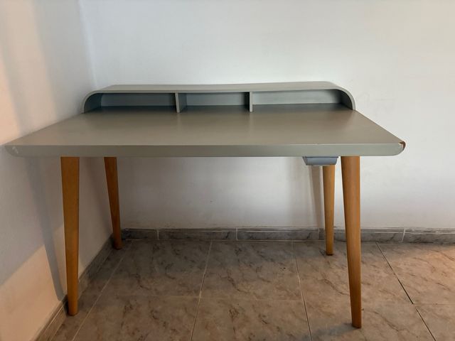 Escritorio moderno madera.