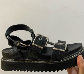 Sandalias negras plataforma  grabado animal 