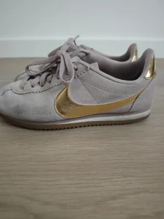 Zapatillas Nike Cortez beige y dorado