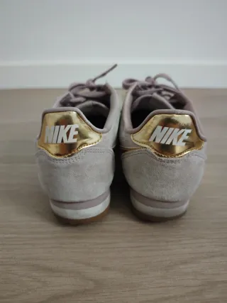 Zapatillas Nike Cortez beige y dorado