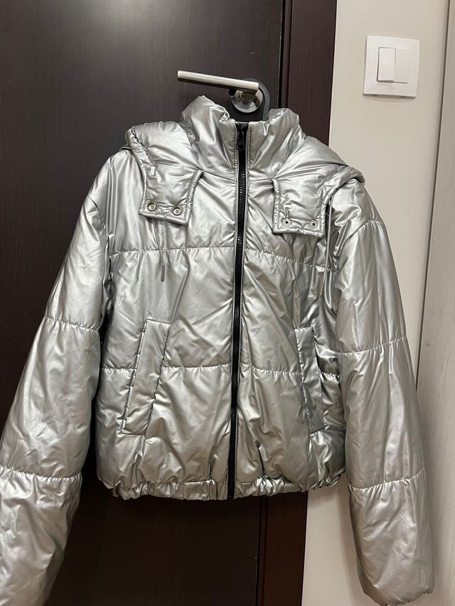 Chaqueta plateada acolchada con capucha