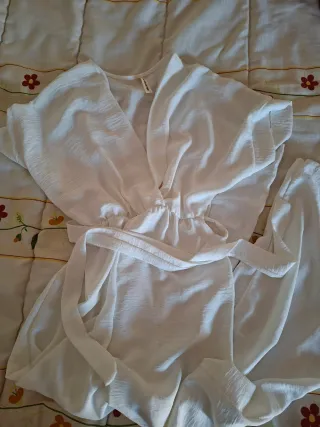 Mono blanco con cinturón