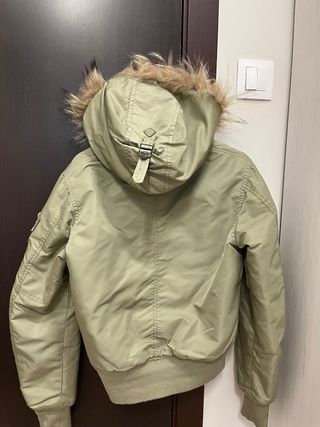 Chaqueta verde militar con capucha