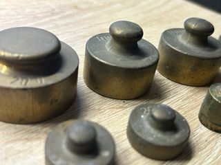 Set 8 vecchi pesi in ottone