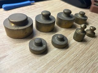 Set 8 vecchi pesi in ottone