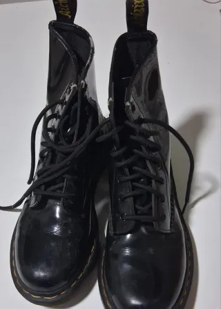 Dr. Martens Pelle Verniciata Nera