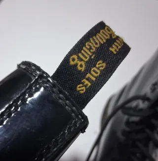 Dr. Martens Pelle Verniciata Nera