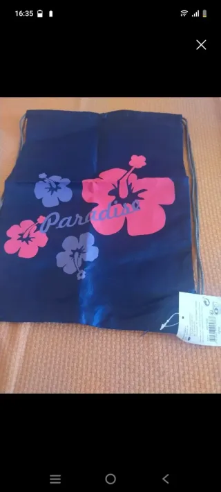 Mochila azul con flores rosas y moradas
